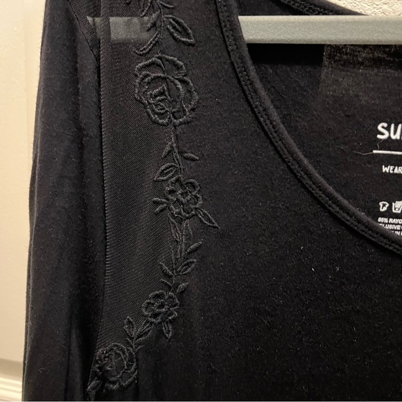 TORRID BLACK ROSE EMBROIDERED LS TOP (A2) - Picture 3 of 4